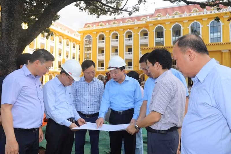 Lãnh đạo tỉnh Quảng Ninh cùng các ban, ngành và thành phố Cẩm phả kiểm tra tiến độ của dự án mở rộng, xây mới Trường trung học phổ thông Cẩm Phả.