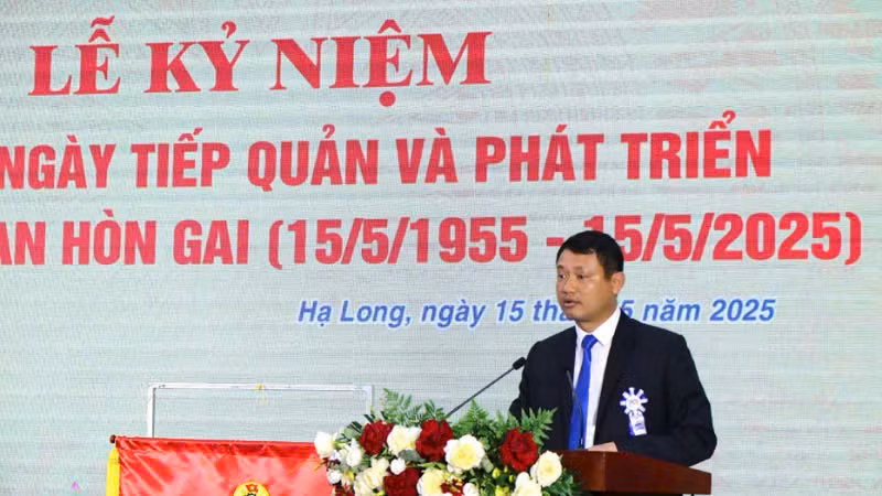 Lãnh đạo Công ty Than Hòn Gai-TKV đọc diễn văn kỷ niệm 70 năm xây dựng và phát triển.