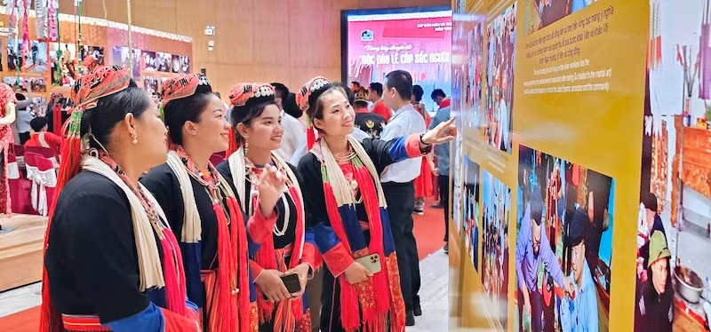 Các thiếu nữ trong trang phục người Dao Thanh Y tham quan Triển lãm.