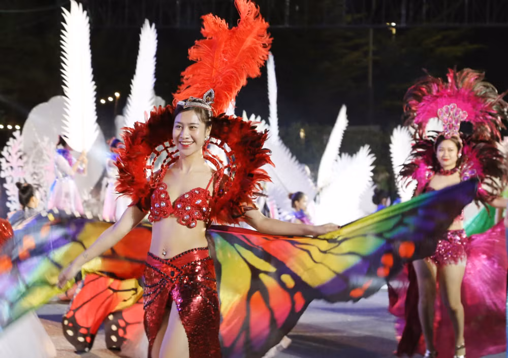 Các nghệ sĩ, vũ công cháy hết mình với các vũ điệu Samba náo nhiệt, trẻ trung, sôi động. Các nghệ sĩ, vũ công cháy hết mình với các vũ điệu Samba náo nhiệt, trẻ trung, sôi động.