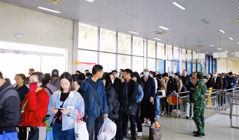 Trong ngày 1/1/2025 đã có hơin 2.000 người làm thủ tục xuất nhập cảnh qua cửa khẩu Quốc tế Móng Cái.