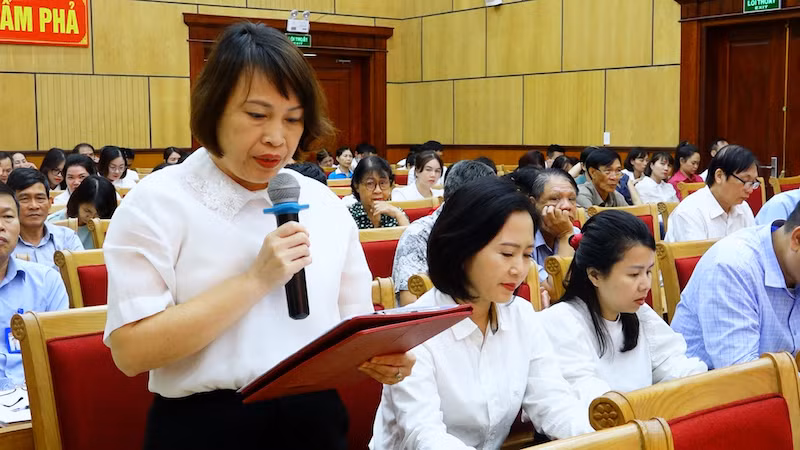 Cử tri thành phố Cẩm Phả phát biểu ý kiến, tâm tư, nguyện vọng gửi đến các đại biểu Quốc hội tại buổi tiếp xúc.