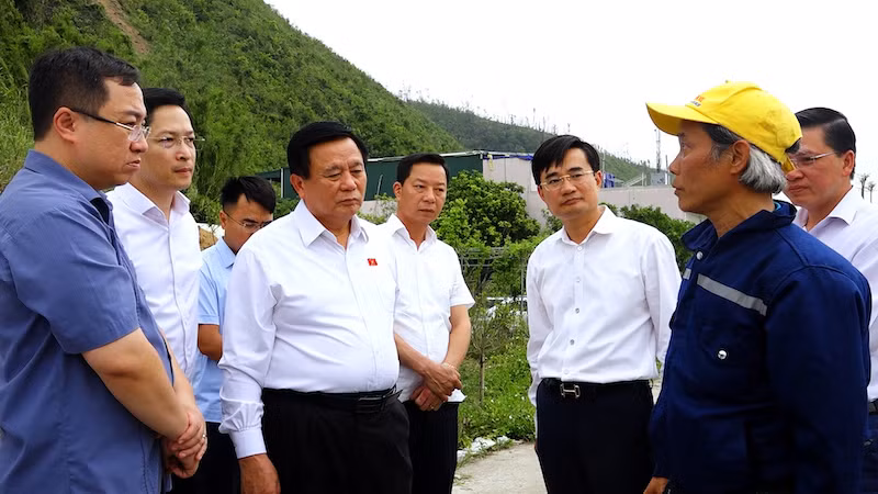 Đồng chí Nguyễn Xuân Thắng đi khảo sát khu vực sạt trượt ở tổ 7, khu 5, phường Quang Hanh, thành phố Cẩm Phả.