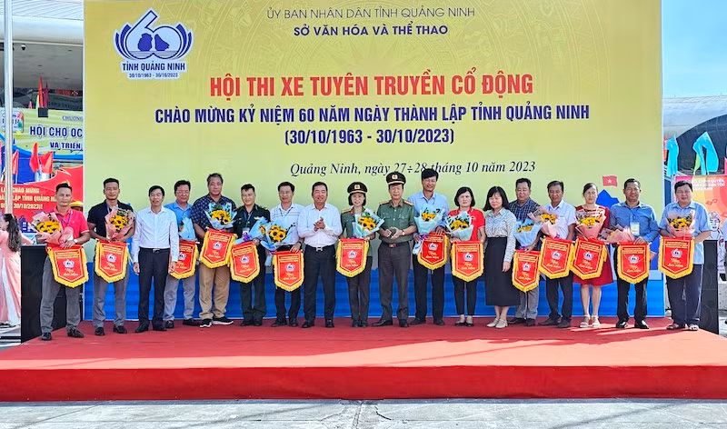 Ban tổ chức tặng cờ lưu niệm cho các đội tham gia Hội thi.