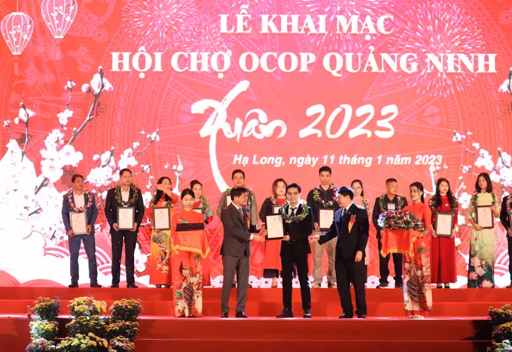 Trao giấy chứng nhận sản phẩm OCOP 4 sao cho các đơn vị, tổ chức kinh tế, doanh nghiệp, hợp tác xã, hộ sản xuất năm 2022.