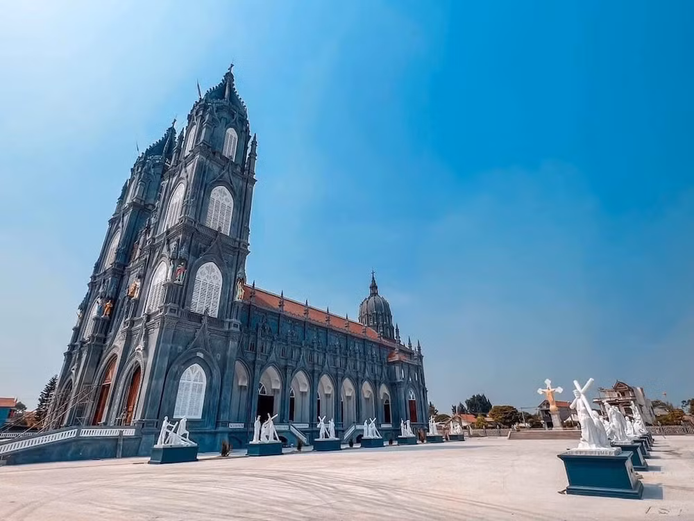 Nhà thờ Trà Cổ (Móng Cái) được tu bổ, tôn tạo khang trang và rộng rãi hơn.