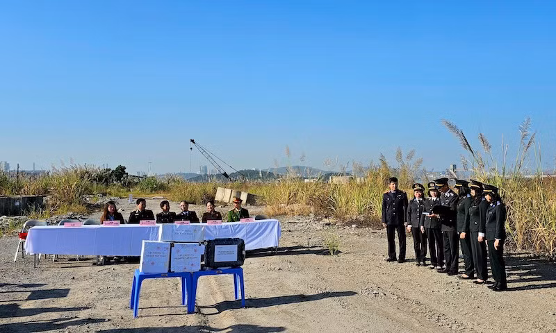 Cục Thi hành án dân sự Quảng Ninh phối hợp với các cơ quan chức năng tổ chức tiêu huỷ vật chứng của 2 vụ án mua bán trái phép chất ma tuý.