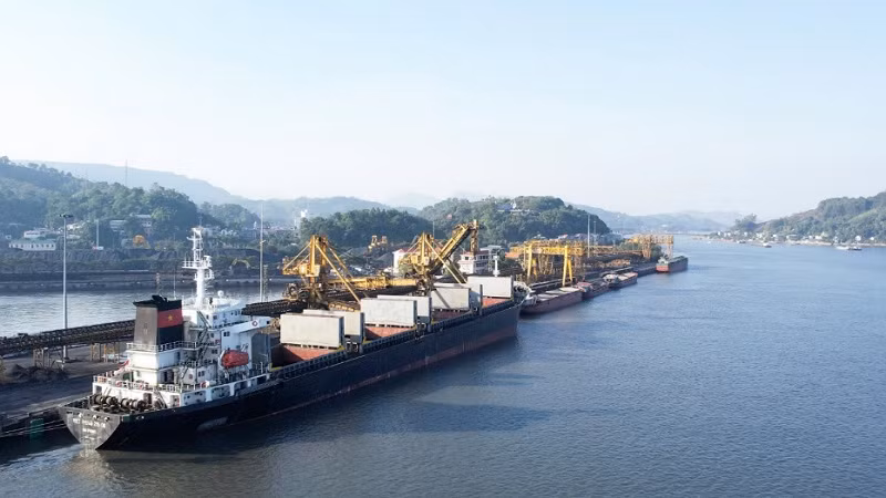 Tàu vào nhận than tại Cảng Cửa Ông.