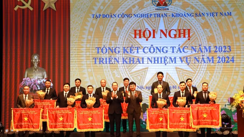 Lãnh đạo Tập đoàn Công nghiệp than-Khoáng sản Việt Nam khen thưởng cho các đơn vị của Công ty Tuyển than Cửa Ông đã có thành tích xuất sắc trong năm 2023.