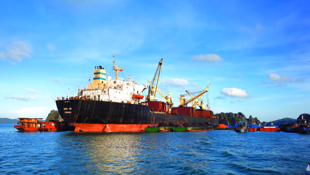 Tập đoàn Công nghiệp Than - Khoáng sản Việt Nam nhập khẩu than nhập khẩu tại Cảng Hòn Nét - Con Ong, Cẩm Phả.