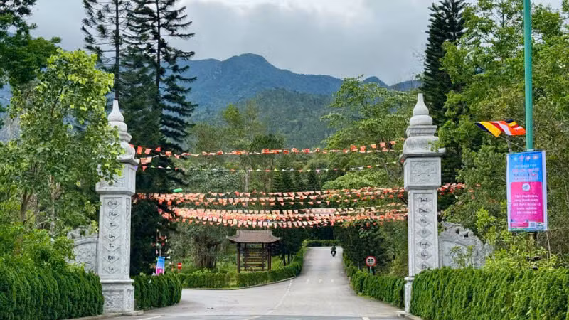 Khu vực đường dẫn vào Cung Trúc Lâm Yên Tử được trang hoàng cờ hoa rực rỡ.