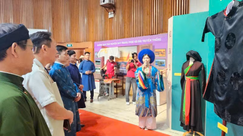 Các đại biểu nghe giới thiệu về các mẫu áo dài truyền thống qua các thời kỳ lịch sử.