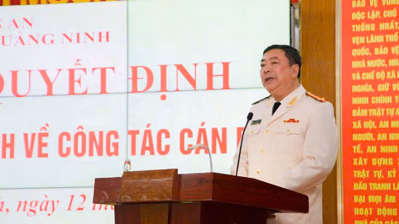 Đại tá Lê Đức Hiền, Trưởng Phòng Hậu cần phát biểu tại buổi Lễ.