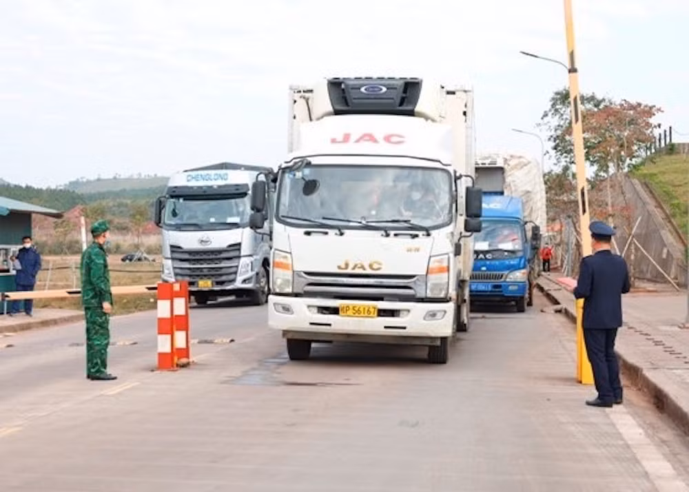 Các phương tiện chở hàng hoá XNK thông quan qua cửa khẩu Cầu Bắc Luân 2, Móng Cái.