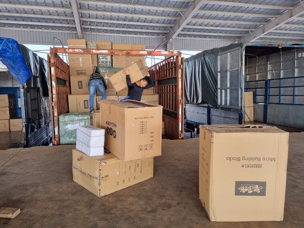 Bốc xếp hàng hoá nhập khẩu tại Lối mở cầu phao tạm Km3+4 Hải Yên, Móng Cái.