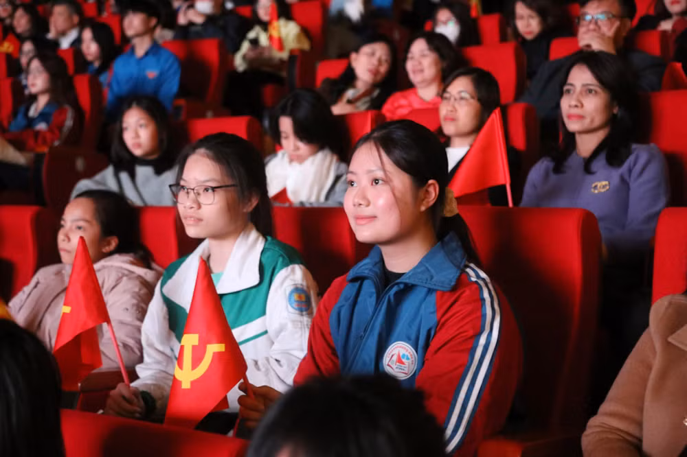 Các đoàn viên, thanh niên trẻ ưu tú tại lễ phát động.