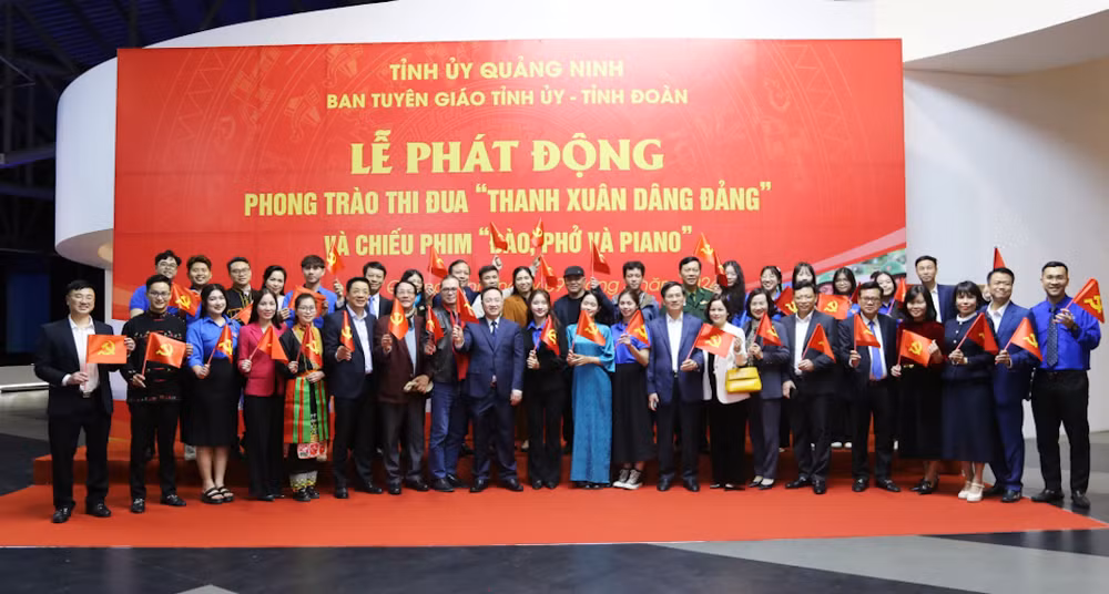 Các đồng chí lãnh đạo tỉnh Quảng Ninh chụp ảnh lưu niệm với các bạn đoàn viên, thanh niên, học sinh, sinh viên, đảng viên trẻ tại buổi lễ.