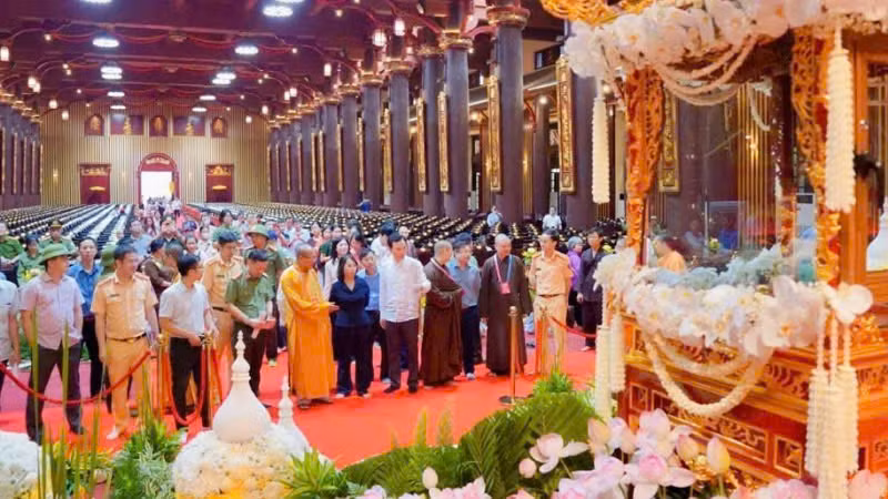 Lãnh đạo tỉnh Quảng Ninh cùng các ban, ngành của tỉnh và thành phố Uông Bí kiểm tra công tác chuẩn bị tại Cung Trúc Lâm Yên Tử trong sáng 24/5.