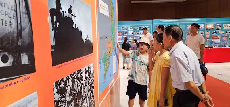 Triển lãm thu hút đông đảo người dân và khách du lịch đến tham quan , tìm hiểu.