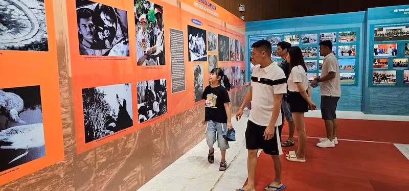Triển lãm thu hút đông đảo khách du lịch đến tham quan và tìm hiểu. Triển lãm thu hút đông đảo khách du lịch đến tham quan và tìm hiểu.