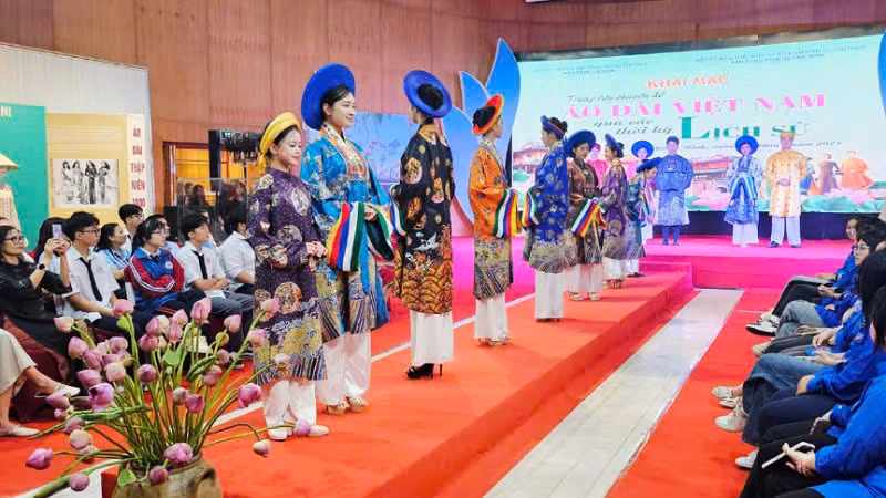 Bộ sưu tập áo dài gồm áo dài nữ, áo dài nam và áo dài trẻ em.