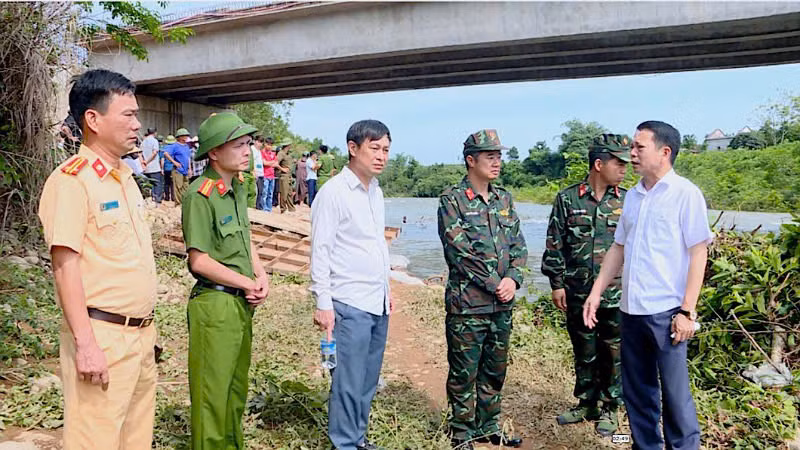 Lãnh đạo huyện Hải Hà chỉ đạo lực lượng chức năng triển khai công tác tìm kiếm, cứu nạn.