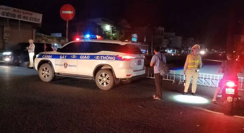 Lực lượng chức năng ứng trực 24/24 giờ, cấm người dân và phương tiện lưu thông qua khu vực nguy hiểm.