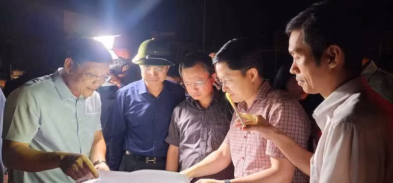 Lãnh đạo tỉnh Quảng Ninh và thành phố Cẩm Phả cùng cơ quan chuyên môn đánh giá nguy cơ sạt lở tại phường Quang Hanh để có phương án ứng phó kịp thời.