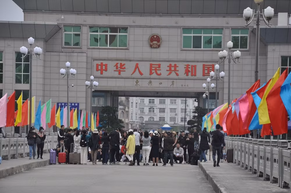 Khách du lịch Trung Quốc qua cửa khẩu quốc tế Móng Cái trong sáng 15/3.