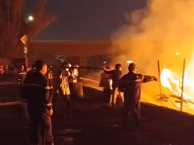 Các lực lượng chức năng có mặt kịp thời nỗ lực dập tắt đám cháy.