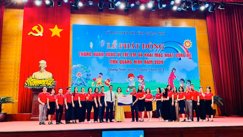 Đại diện các tổ chức, doanh nghiệp trao quà hỗ trợ cho các em học sinh tại buổi lễ. 