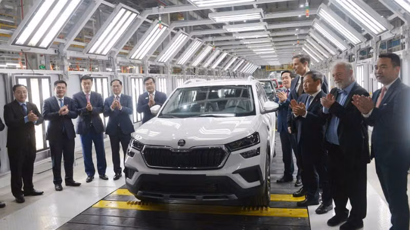 Các đại biểu tham quan sản phẩm xe ô-tô Skoda đầu tiên xuất xưởng.