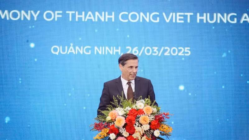 Ông Klaus Zellmer, CEO của Skoda Auto phát biểu tại lễ khánh thành.