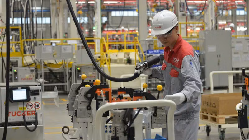 Dây chuyền sản xuất tại Nhà máy ô-tô Thành Công Việt Hưng.