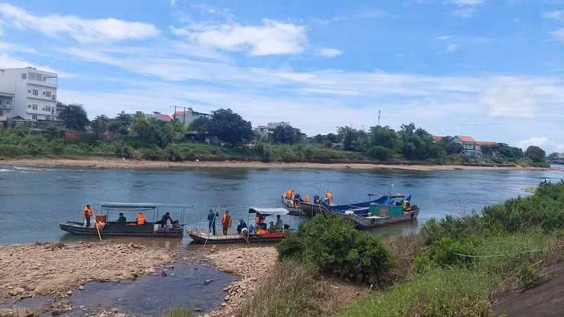 Lực lượng chức năng tích cực tìm kiếm nạn nhân cuối cùng.