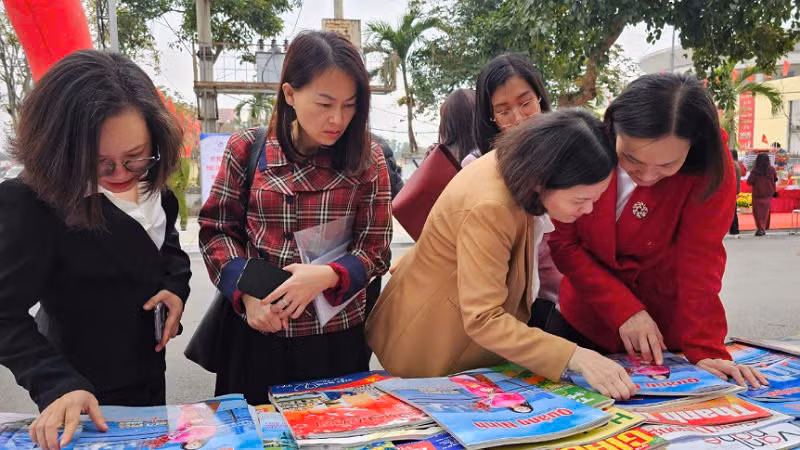 Hội sách, báo Xuân 2025 tại huyện miền núi Đầm Hà thu hút đông đảo người dân trên địa bàn.