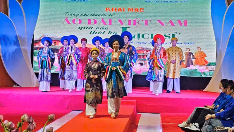 Trình diễn các mẫu áo dài truyền thống tại triển lãm.