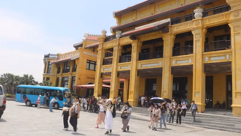 Khách du lịch trở lại tham quan Vịnh Hạ Long ngay sau bão số 3.