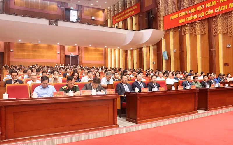 Gần 400 doanh nghiệp, doanh nhân tham dự buổi gặp mặt.