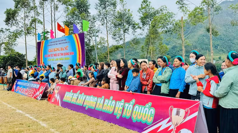 Đông đảo người dân trên địa bàn huyện Bình Liêu và du khách đến xem và cổ vũ cho trận khai mạc.