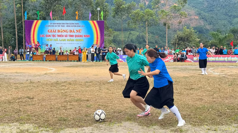 Những pha tranh bóng đầy kịch tính giữa đội bóng đá nữ của xã Vô Ngại, huyện Bình Liêu và huyện Tiên Yên.