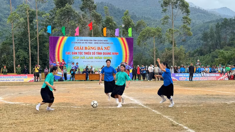 Trận khai mạc giữa đội bóng đá nữ của xã Vô Ngại, huyện Bình Liêu và huyện Tiên Yên.