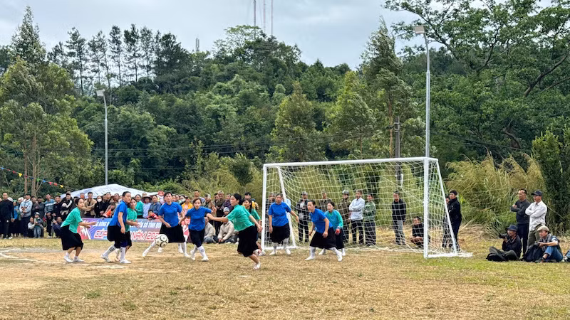 Trận khai mạc giữa đội bóng đá nữ xã Vô Ngại, huyện Bình Liêu và huyện Tiên Yên thu hút đông đảo người dân đến xem và cổ vũ.