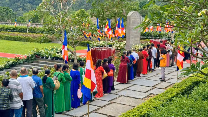 Dòng người đổ về chiêm bái xá lợi Đức Phật rất đông nhưng trật tự và tôn nghiêm.