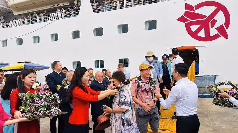Du khách tàu biển đến Quảng Ninh tăng mạnh trong ngày 30/4.