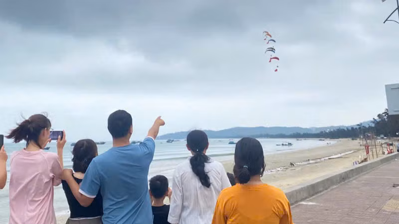Người dân và du khách thích thú chiêm ngưỡng màn trình diễn của các thành viên của Sky Rider Team.