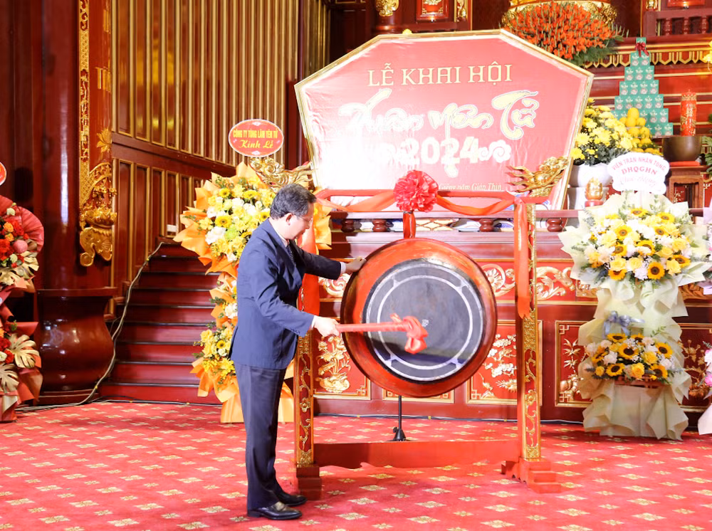 Chủ tịch Ủy ban nhân dân tỉnh Quảng Ninh Cao Tường Huy gióng trống khai hội Xuân Yên Tử năm 2024.