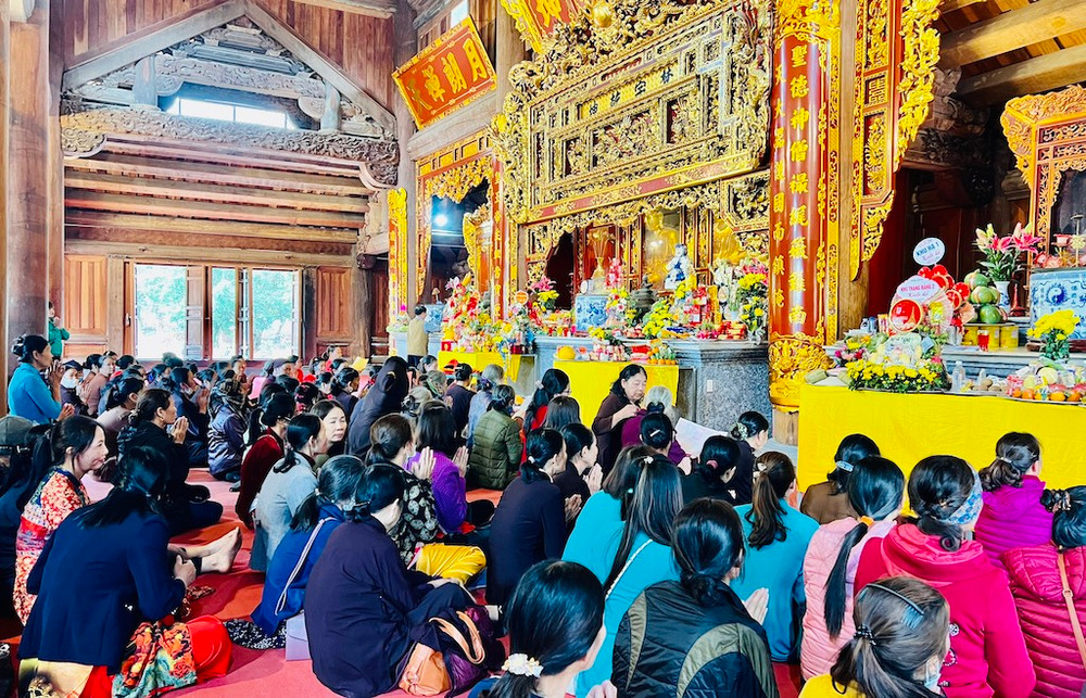 Đông đảo tăng ni, phật tử và du khách về lễ hội chùa Quỳnh Lâm năm 2023.