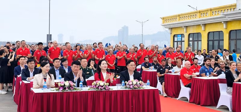 Các đại biểu cùng các 11 đội đua thuyền buồm tại lễ đón, chào mừng của tỉnh Quảng Ninh.
