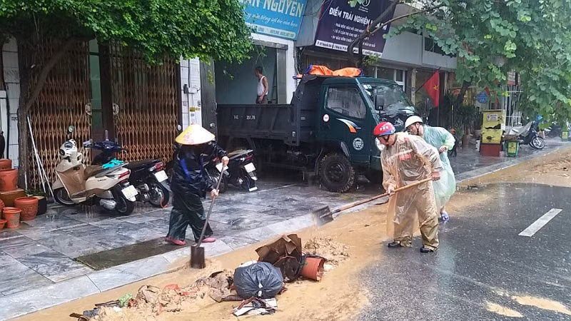 Lượng đất, cát do mưa lớn kéo dài đã trôi xuống nhiều tuyến phố của thành phố Hạ Long.